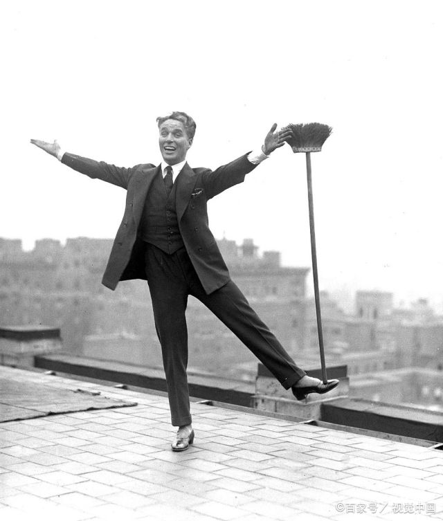 喜剧大师卓别林最经典的荧幕站姿,不用言语就能逗笑你我!